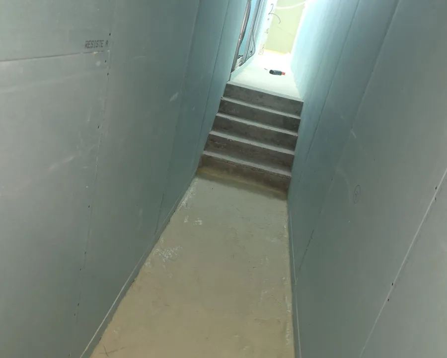 Couloir au sol isolé menant à un escalier vers l’extérieur — villa au Cap d’Antibes