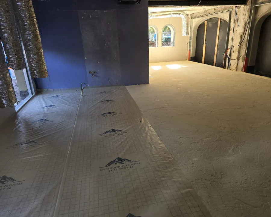 Grande salle aux fenêtres cintrées : sol isolé et bande de film MV — villa au Cap d’Antibes