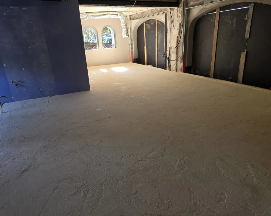 Sol isolé dans une grande salle aux fenêtres cintrées — villa au Cap d’Antibes