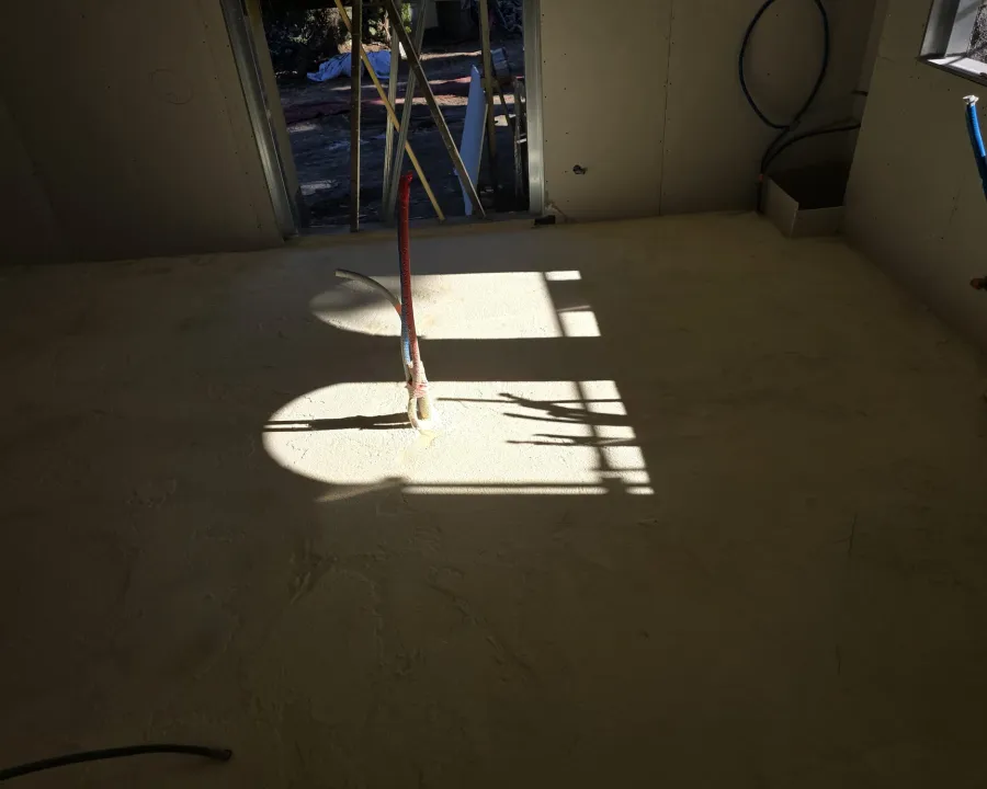 Sol isolé éclairé par la lumière d’une ouverture sur l’extérieur — villa au Cap d’Antibes