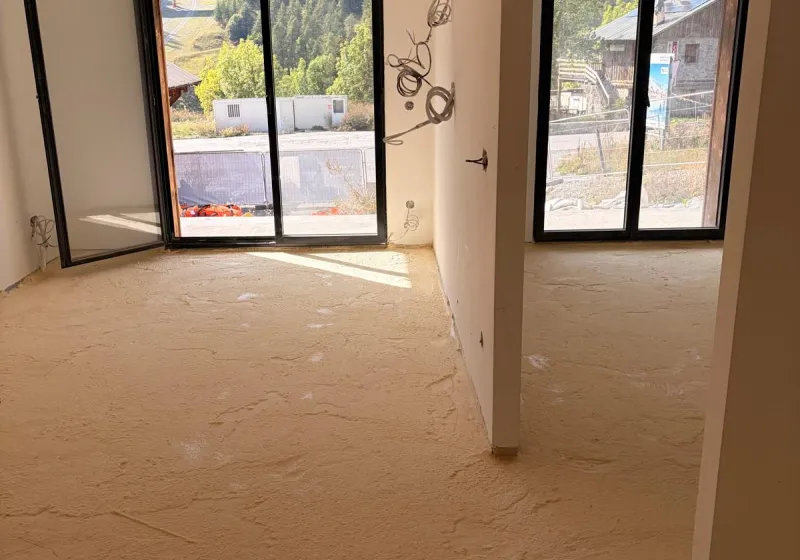 Sol isolé dans une pièce à plusieurs fenêtres — chantier à Auron