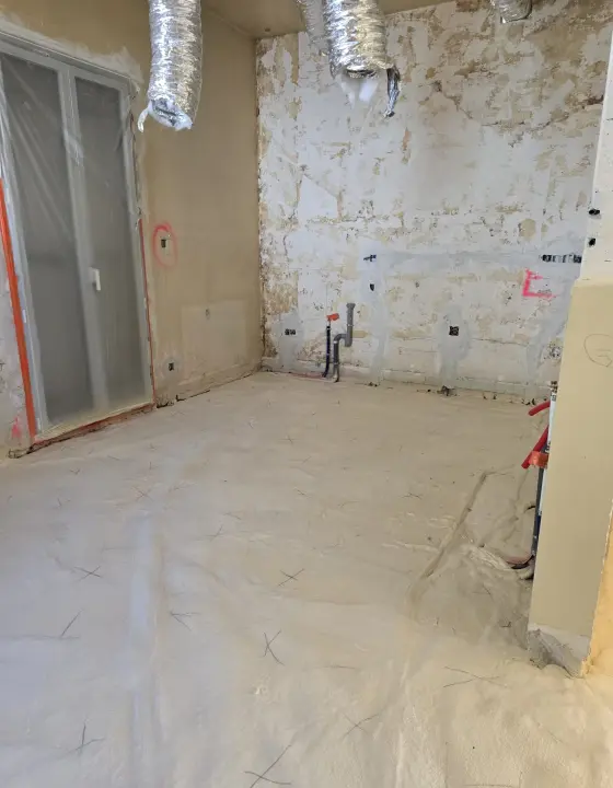 Sol isolé dans une pièce avec conduits apparents — Colomars