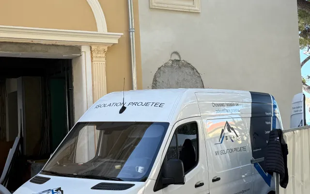 Utilitaire MV Isolation Projetée devant un bâtiment en travaux