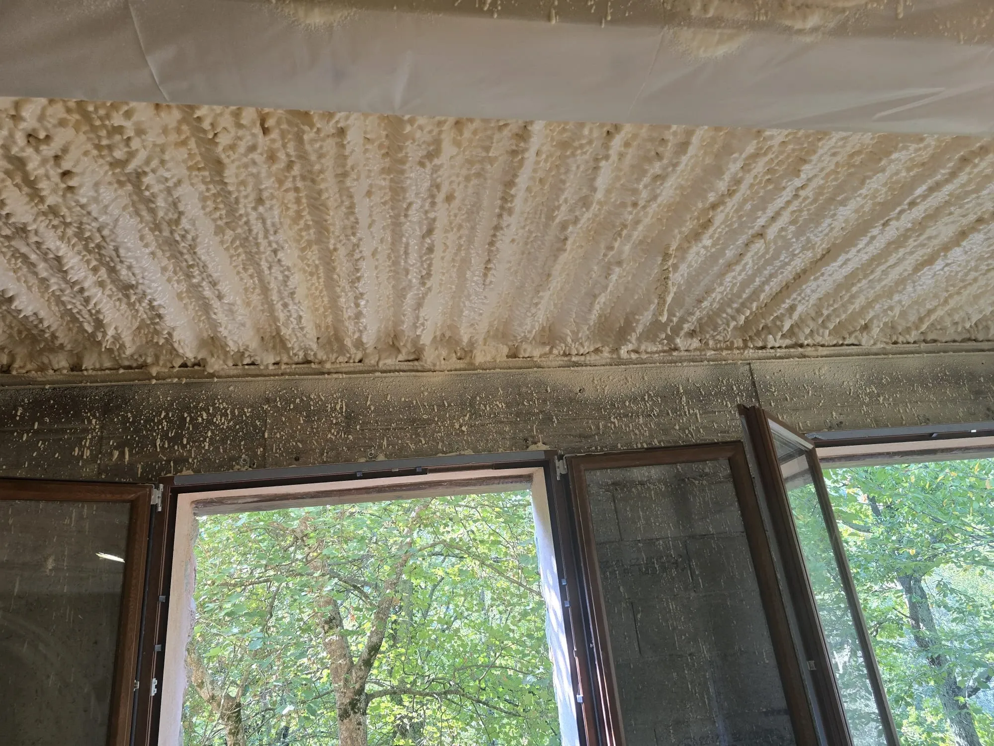 Plafond isolé au-dessus d’une fenêtre